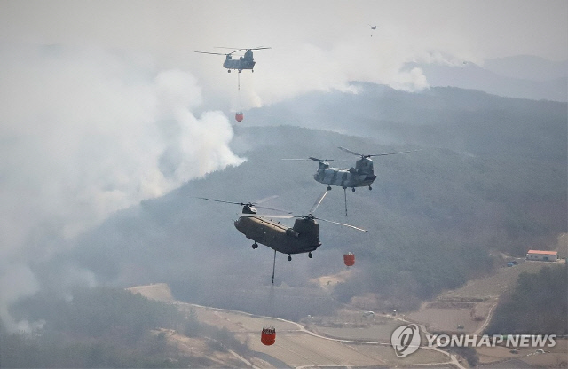 육군이 경북 산불 진화 지원작전을 했다고 27일 밝혔다. 육군 치누크 헬기가 경북 의성군 안계면 일대 야산에서 발생한 산불을 진화하고 있다. 연합뉴스